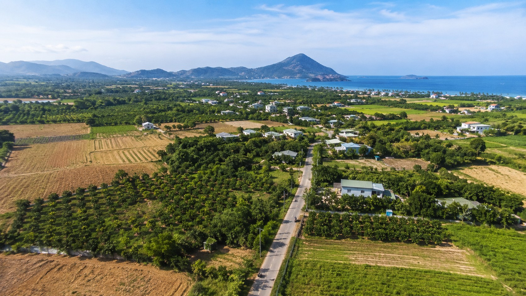 Toàn cảnh đất nông nghiệp Nam Khánh Hòa 2026 với ruộng vườn, núi và biển
