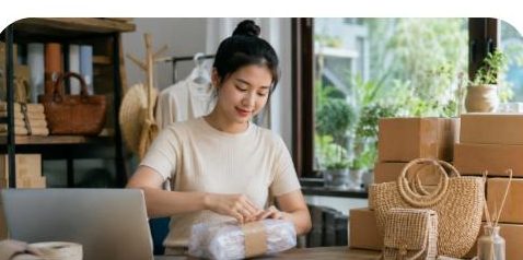 Người khởi nghiệp bán hàng online qua sàn thương mại điện tử, vận dụng kỹ năng thuyết phục khách hàng để chốt đơn