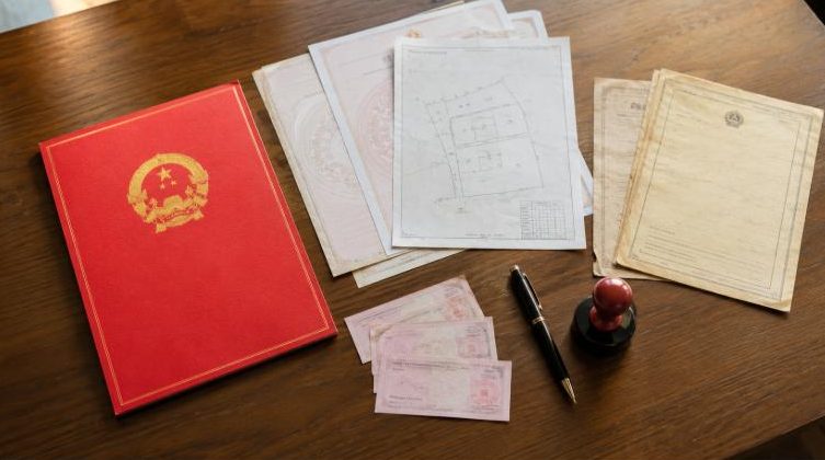 Hồ sơ làm sổ đỏ cho đất nông nghiệp gồm sổ đỏ, sơ đồ thửa đất, biên lai và con dấu