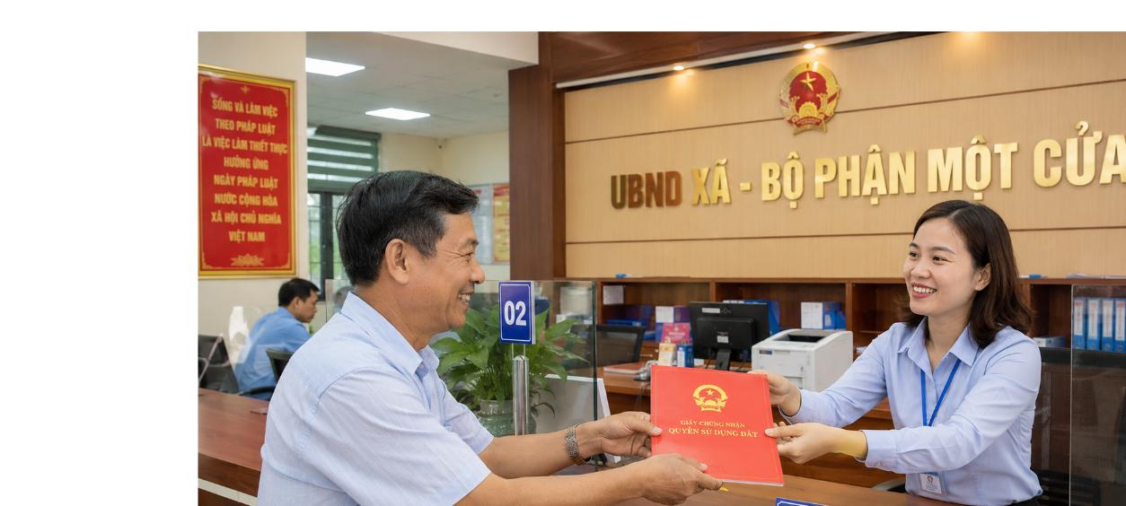 Người dân nhận sổ đỏ khi cấp sổ đỏ tại xã ở bộ phận một cửa UBND xã