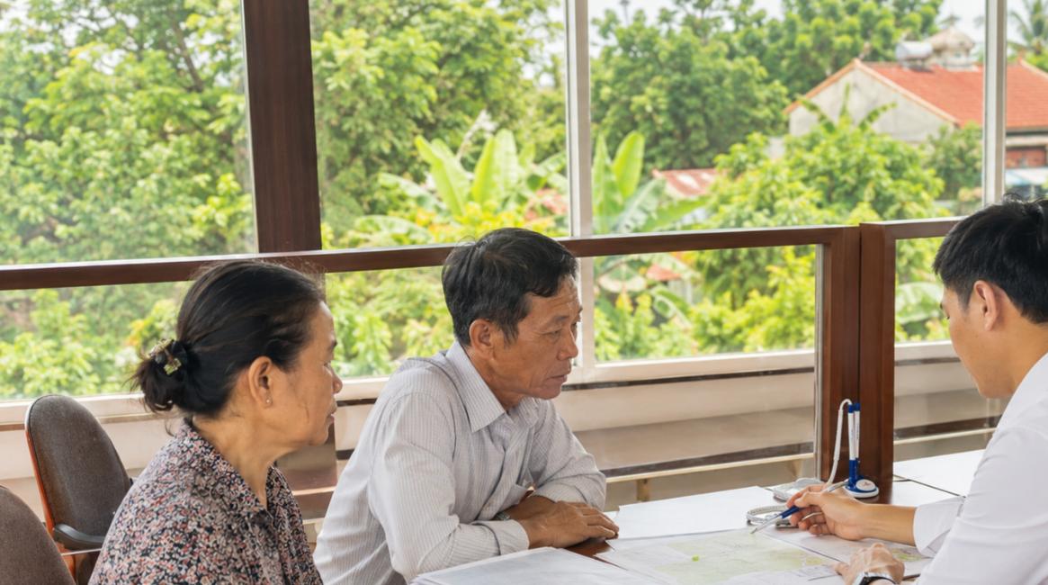 Vợ chồng nông dân làm thủ tục đất nông nghiệp lên thổ cư tại bộ phận một cửa UBND xã