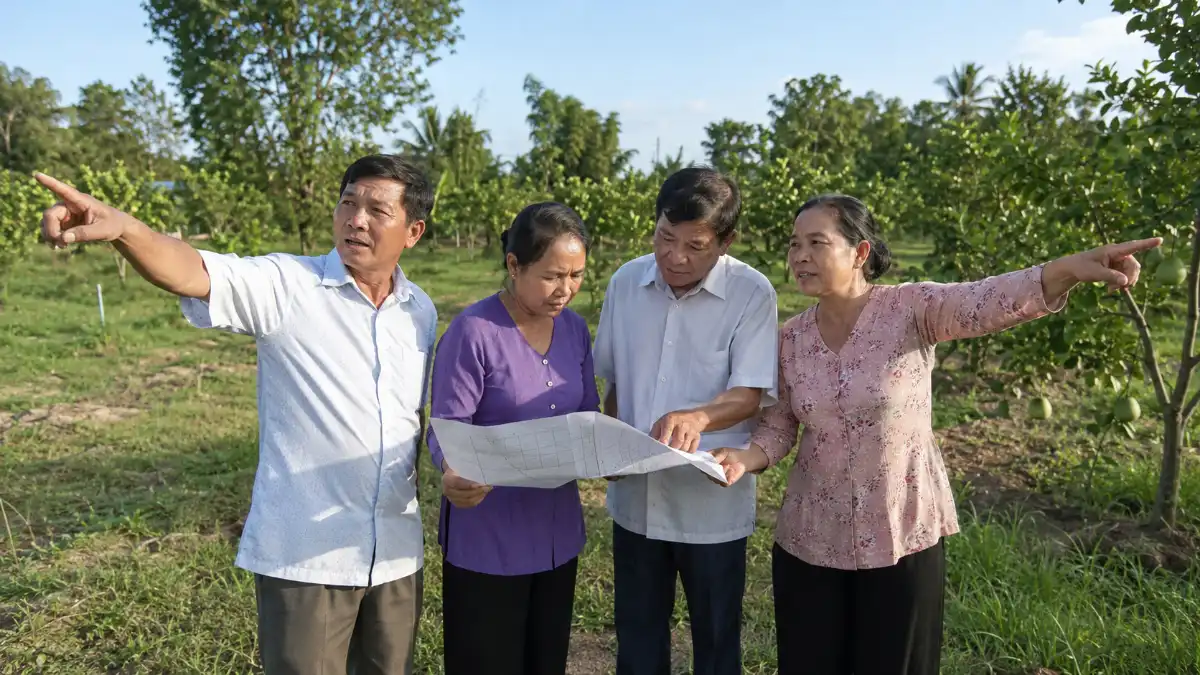 Nhóm bốn người bàn bạc trên lô đất vườn khi đầu tư bất động sản mua chung ở Cẩm Mỹ, Đồng Nai